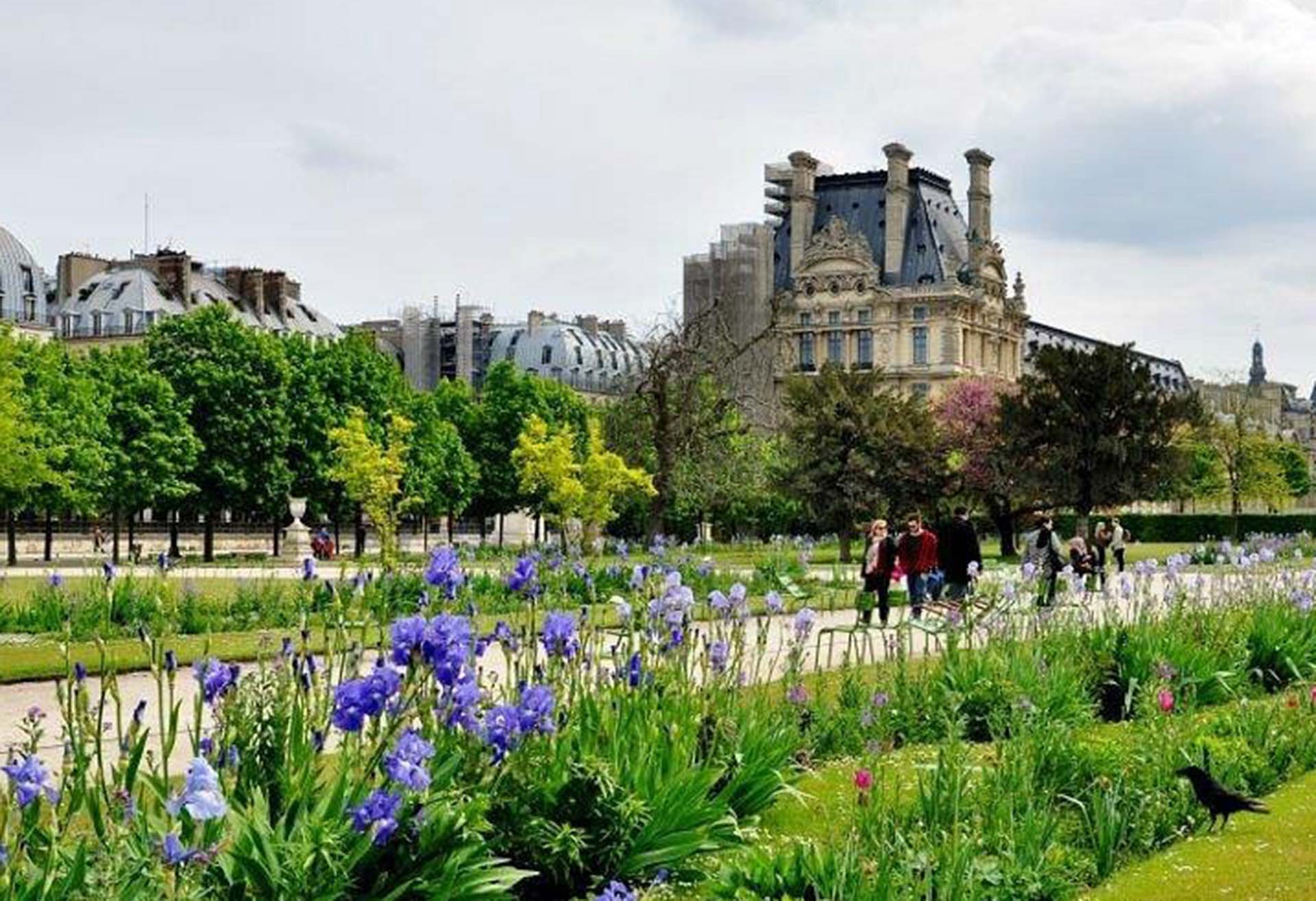 Chic and Cheerful: Tuileries Garden Fashion Photoshoot