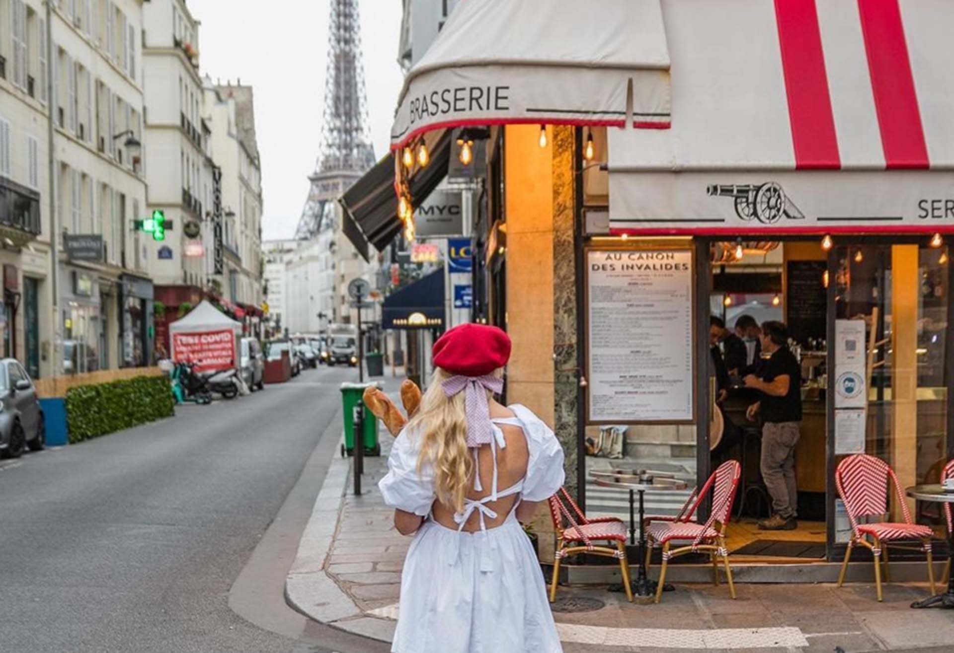 Champs-Élysées Perspectives: Elegance with an Eiffel Panorama