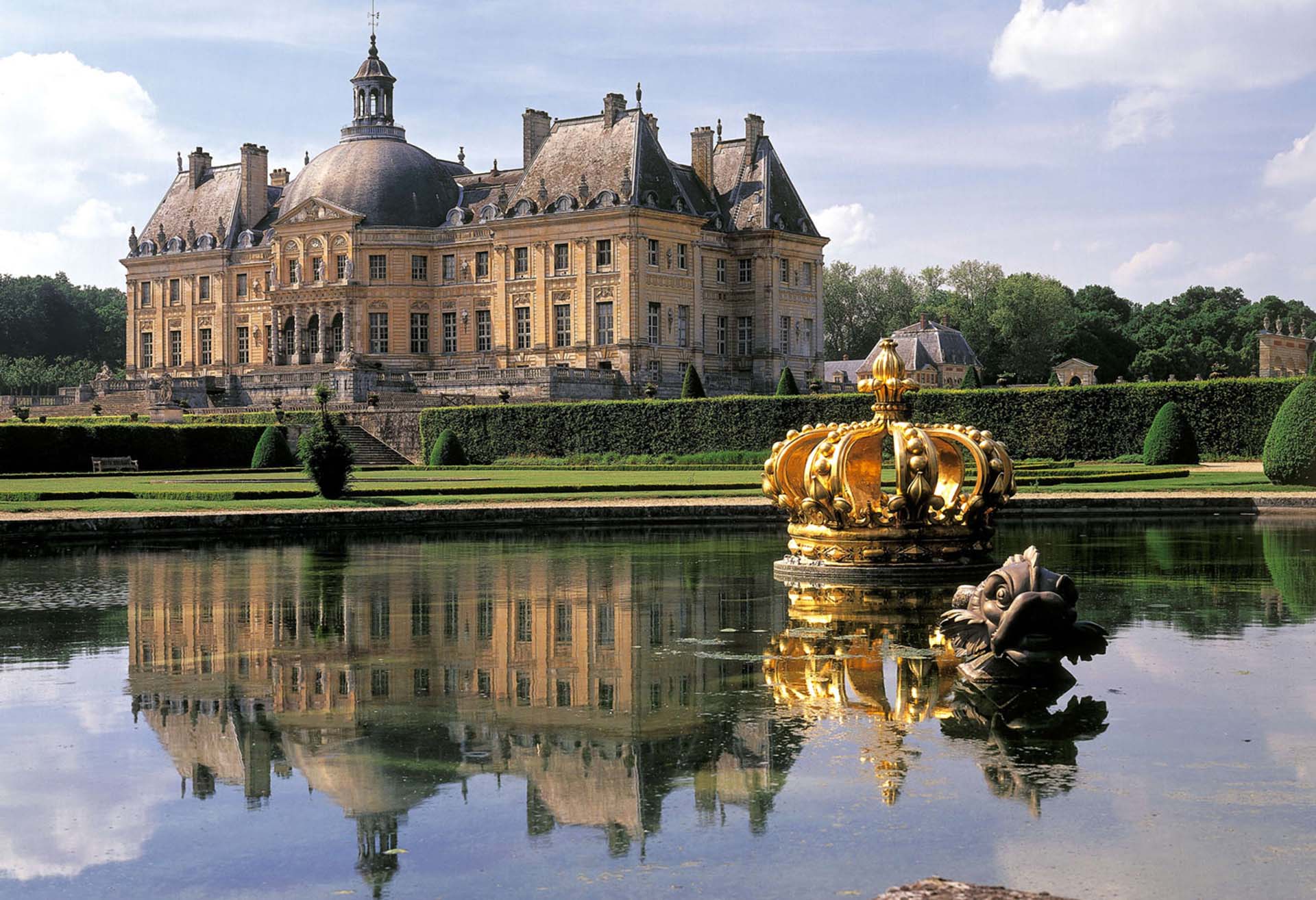 Royal Christmas Delight: Must-See Castle Near Paris